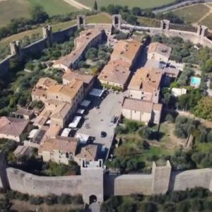 tembok benteng kota monteriggioni