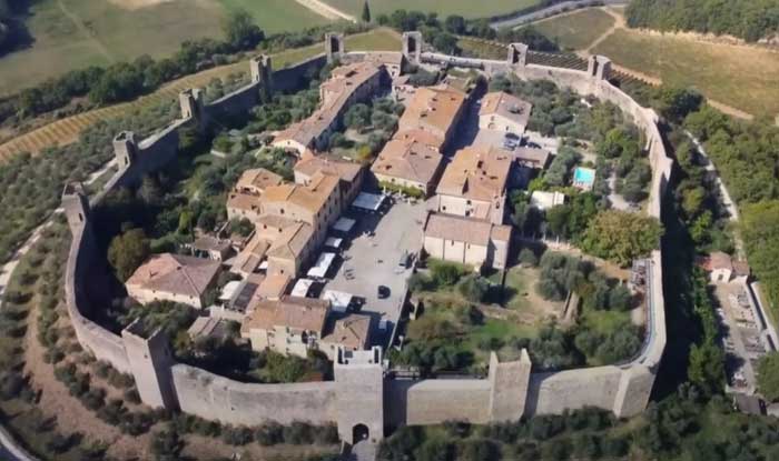 tembok benteng kota monteriggioni